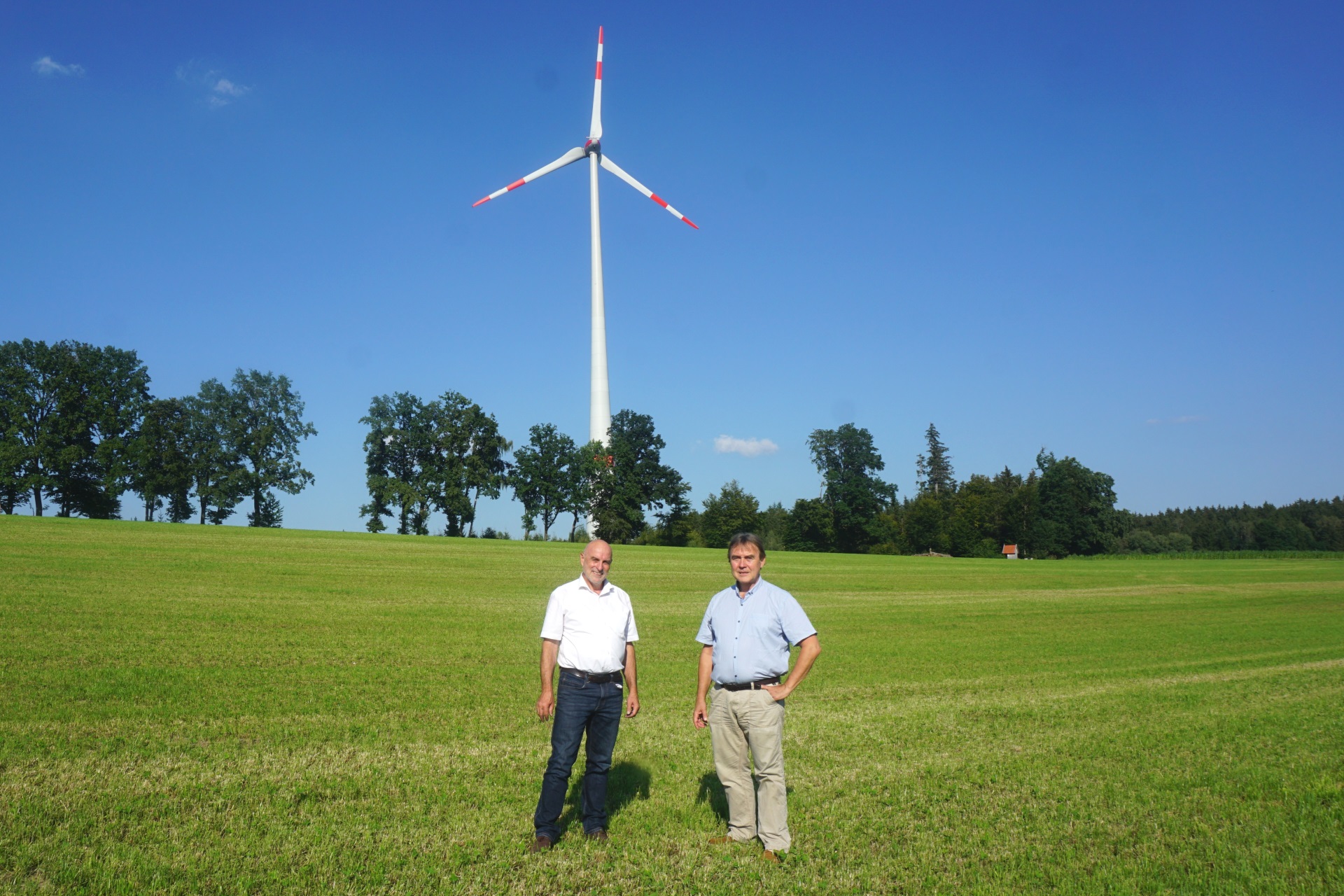 KUMS-Vorstand Wagner mit Gröbmayr, GF i.R. der Energieagentur Ebersberg-München im Gespräch vor einem Windrad