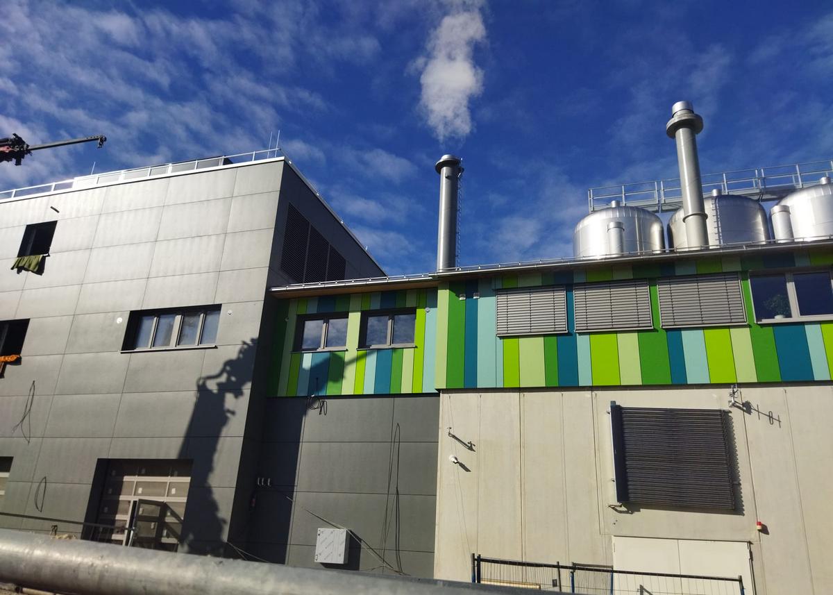 Weißer Rauch über der KUMS Heizzentrale - das neue BHKW ist in Betrieb. 