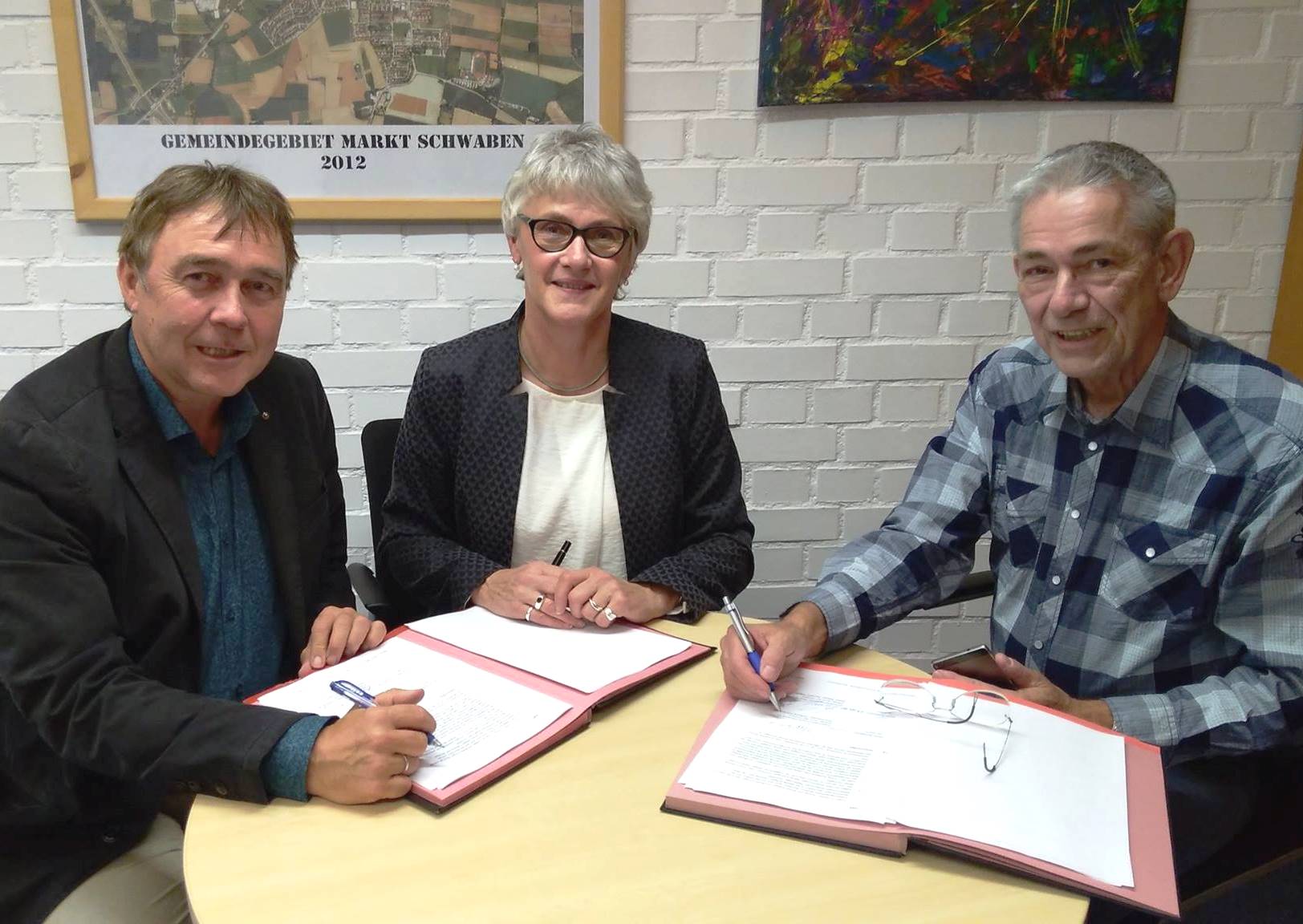 Ende September 2017 unterzeichneten die KUMS-Vorstände Martha Biberger und Bernhard Wagner den Vertrag zur Direktvermarktung des vom BKHW erzeugten Stroms mit Wolfgang Poschenrieder, Vorstand der Regenerative Energie Ebersberg e.G.