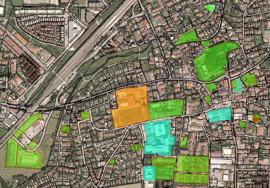 Gebäude, die über das kommunale Wärmenetz versorgt werden: Grün = in Betrieb, Türkis = Anschluss gelegt, Orange = zu erwartende Anschlüsse