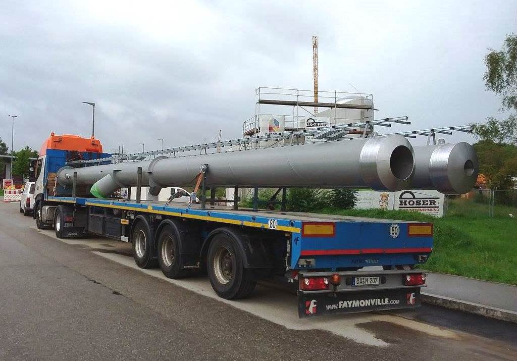 Ein Schwertransporter bringt die beiden Kamine zur Heizzentrale.