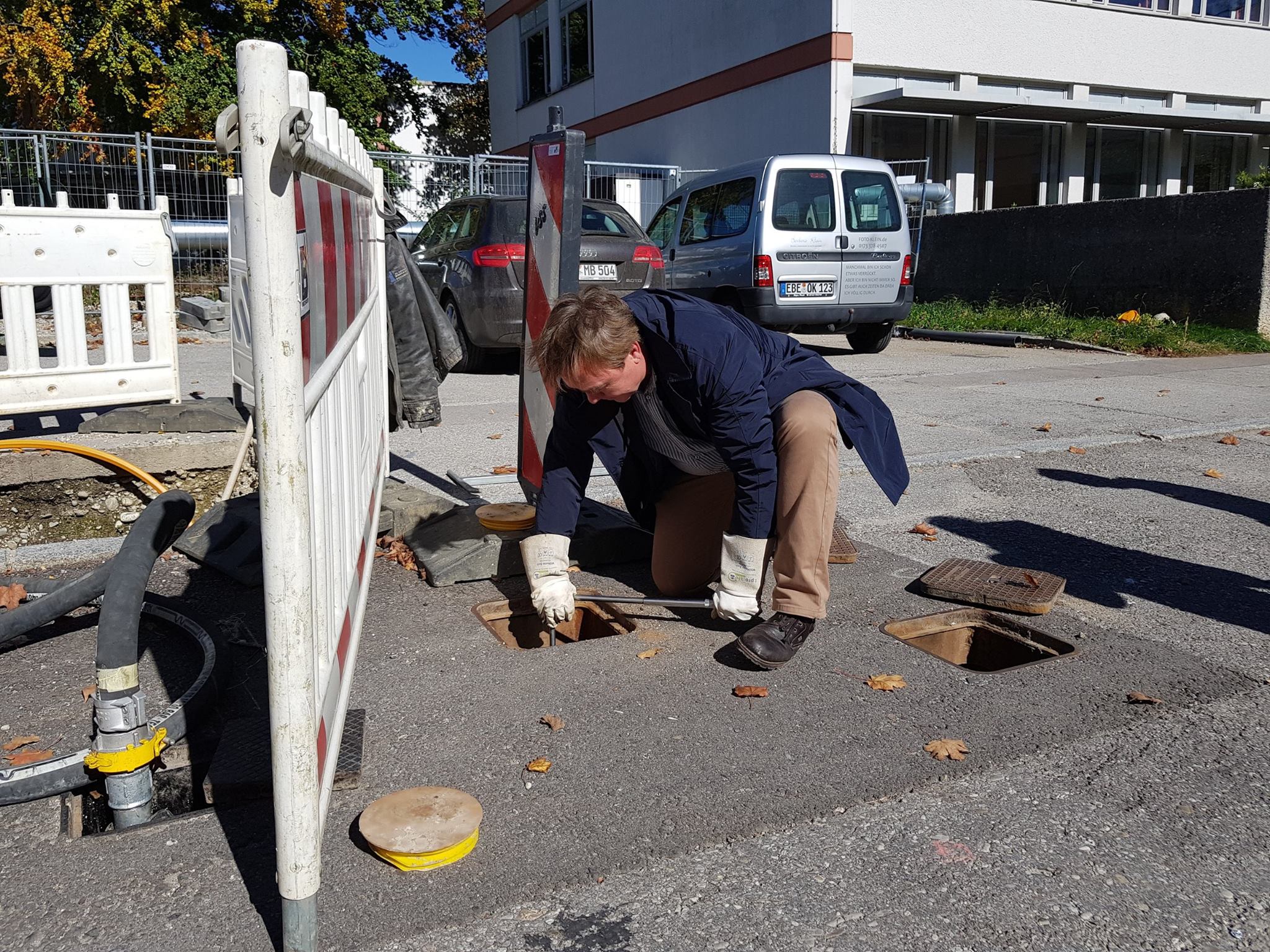 Der KUMS-Vorstand Bernhard Wagner verbindet die neu verlegten Wärmeleitungen mit den Bestandsleitungen.